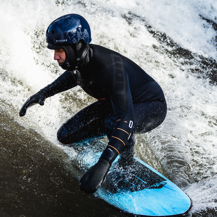 Softtop River Surfboard auf einer Flusswelle