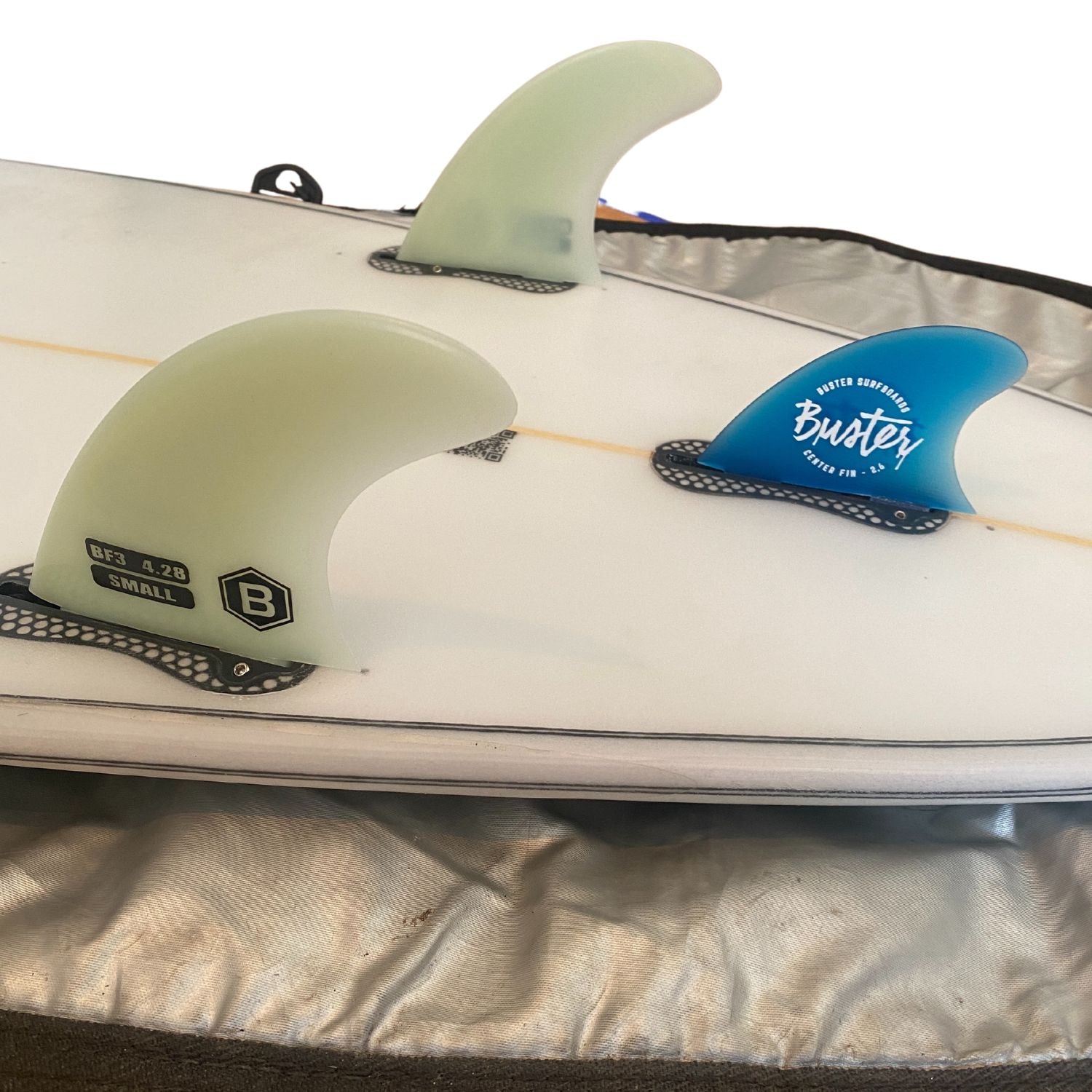 Buster Surfboards, weiße Rapid Surfboard Finnen in Surfboard mit kleiner Centerfinne in blaz