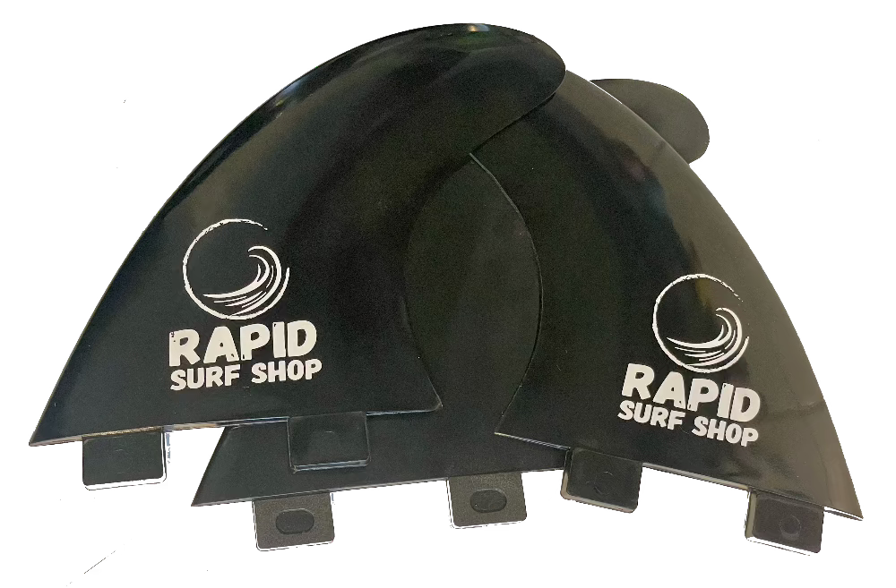 3 kleine schwarze Surfboard Finnen mit Rapid Surfshop Logo 