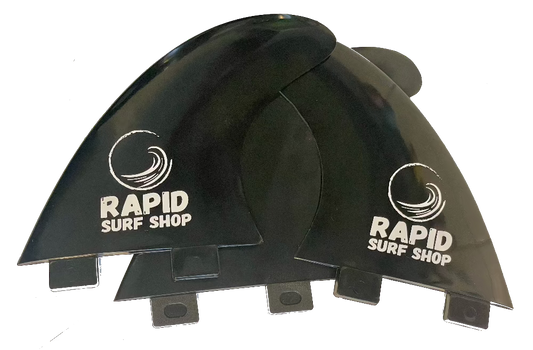 3 kleine schwarze Surfboard Finnen mit Rapid Surfshop Logo 