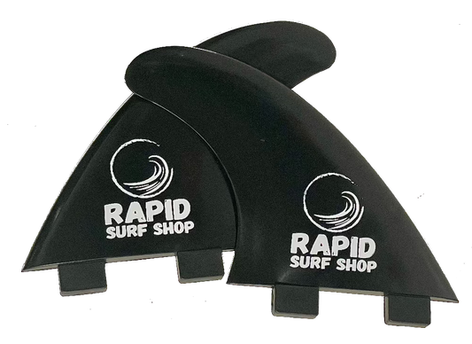 zwei schwarze Surfboard Seitenfinnen mit Rapid Surfshop Logo aufgedruckt